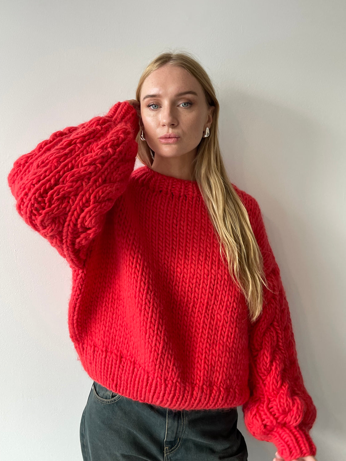 CABLE SLEEVE CREW NECK RED - MR MITTENS