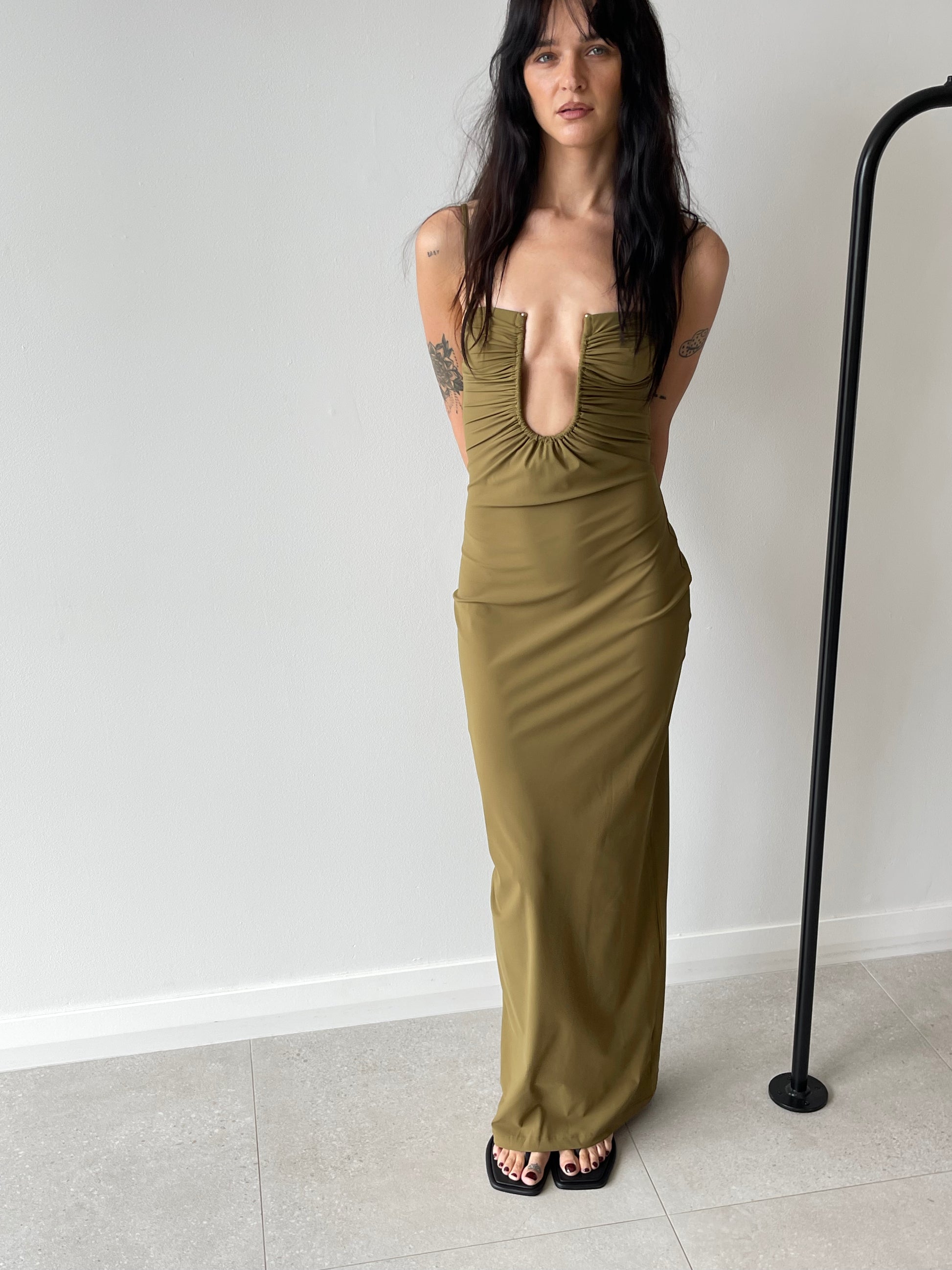 ARCED RUCHED LYRA DRESS KOMBU