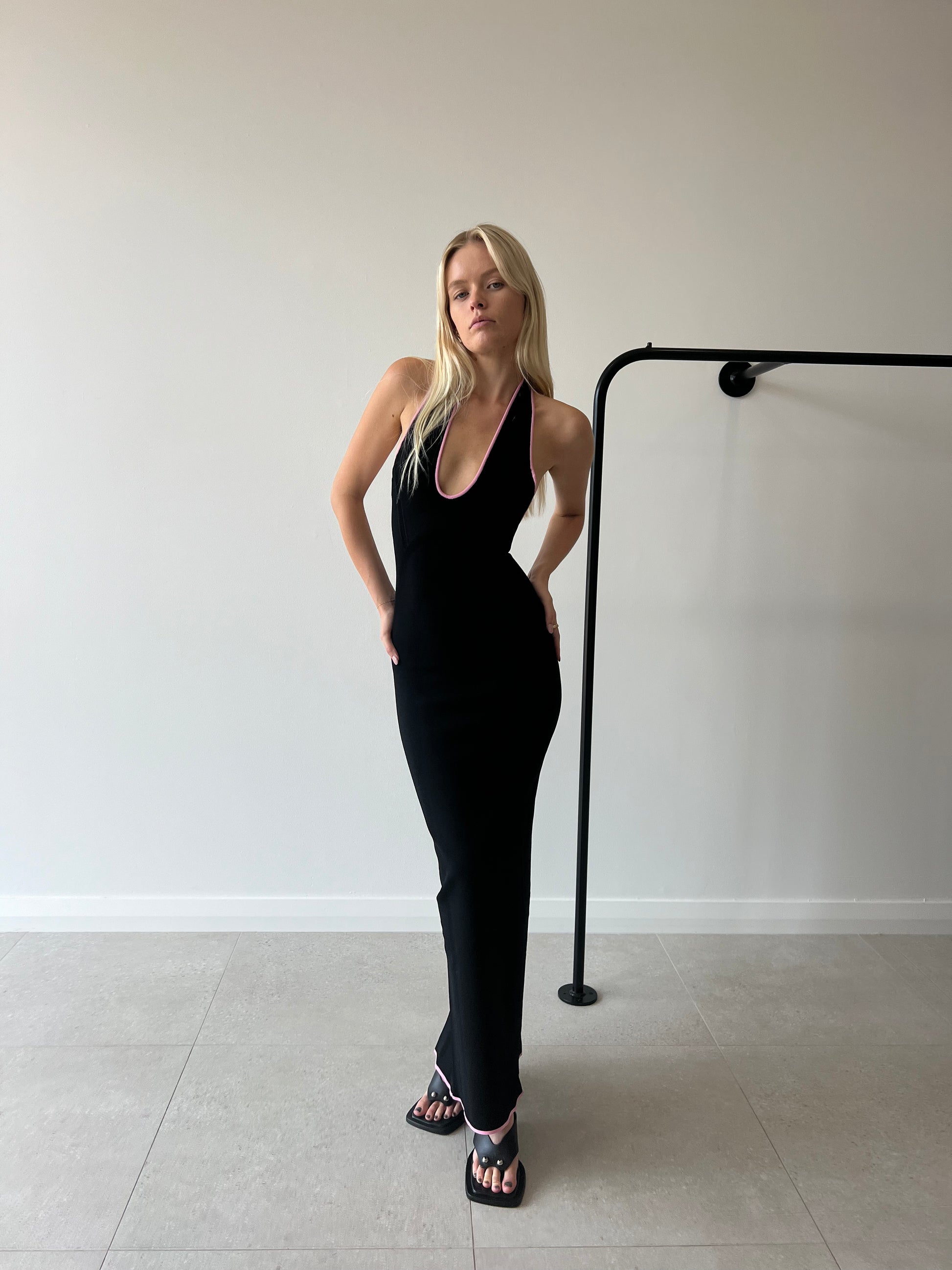 08 INDIA HALTER DRESS BLACK/PINK
