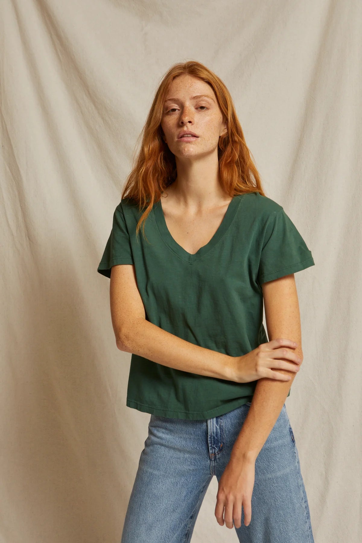 HENDRIX BASIC V NECK TEE EVERGREEN
