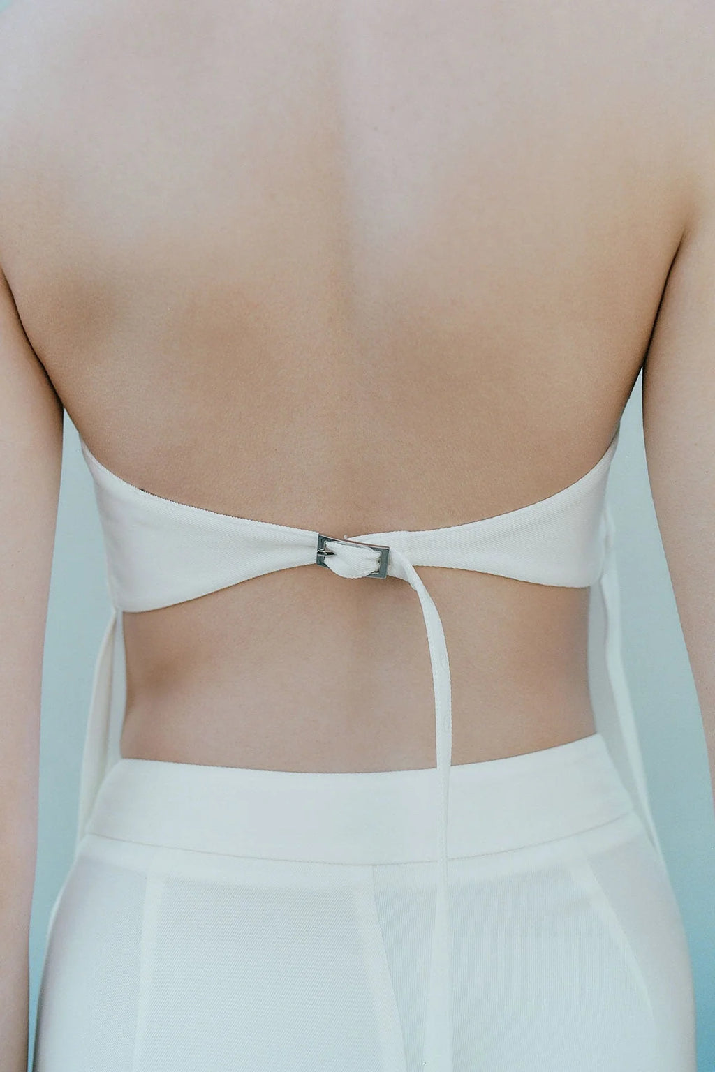 STRAPLESS BUCKLE BACK TOP OFF WHITE