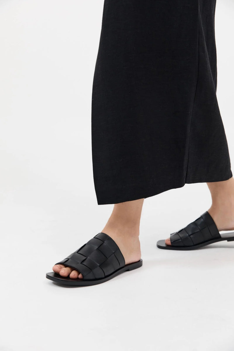 WOVEN FLATS BLACK - ST.AGNI