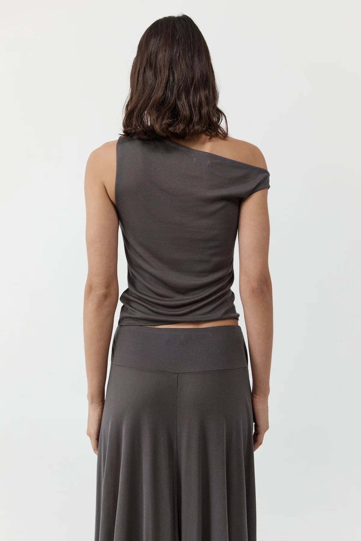 FINE JERSEY ASYMM TOP SOOT