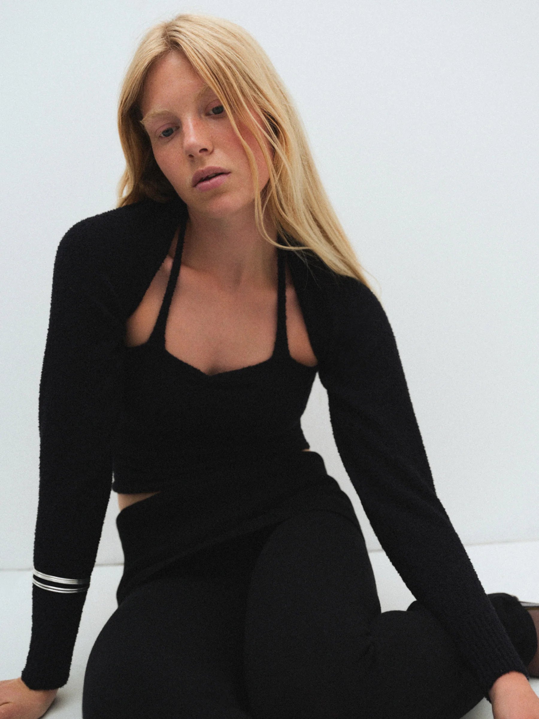 ALYSS MANGAS BLACK