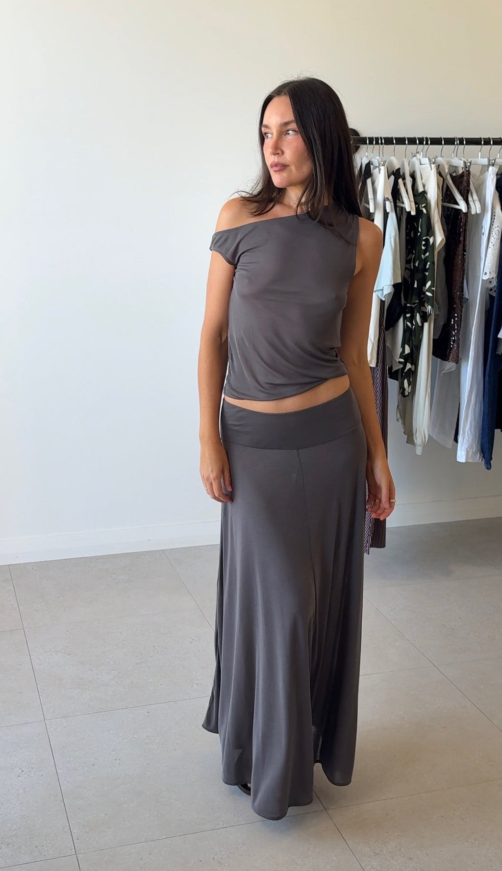 FINE JERSEY ASYMM TOP SOOT