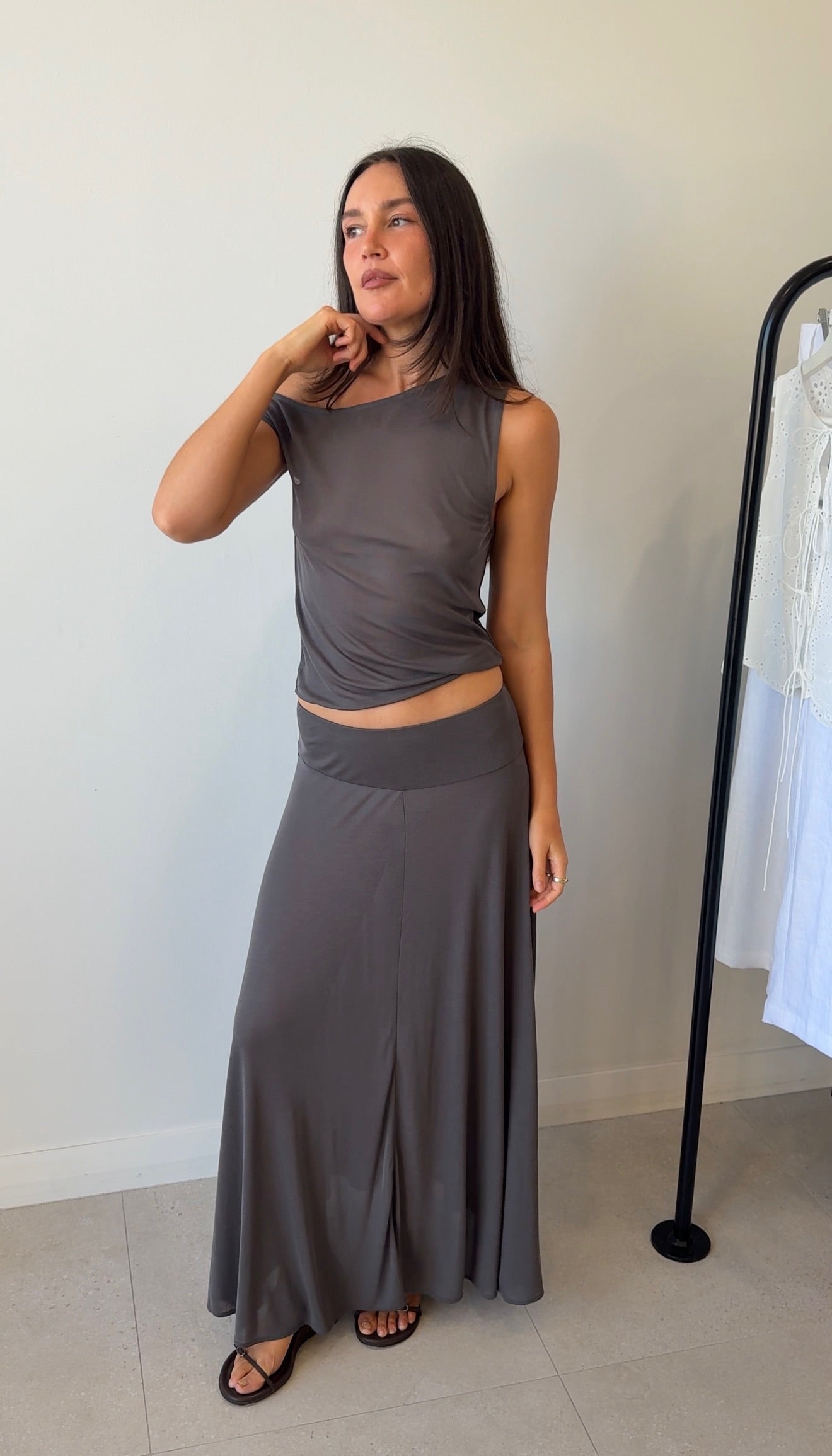 FINE JERSEY ASYMM TOP SOOT