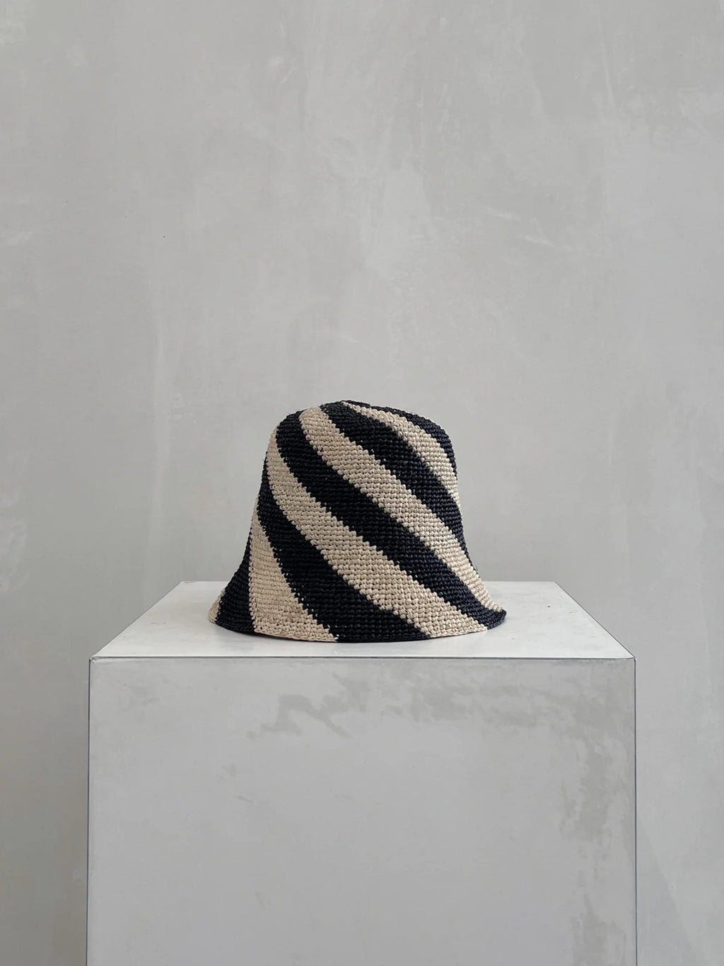 CYLA BUCKET HAT BLACK AND NATURAL SPIRAL
