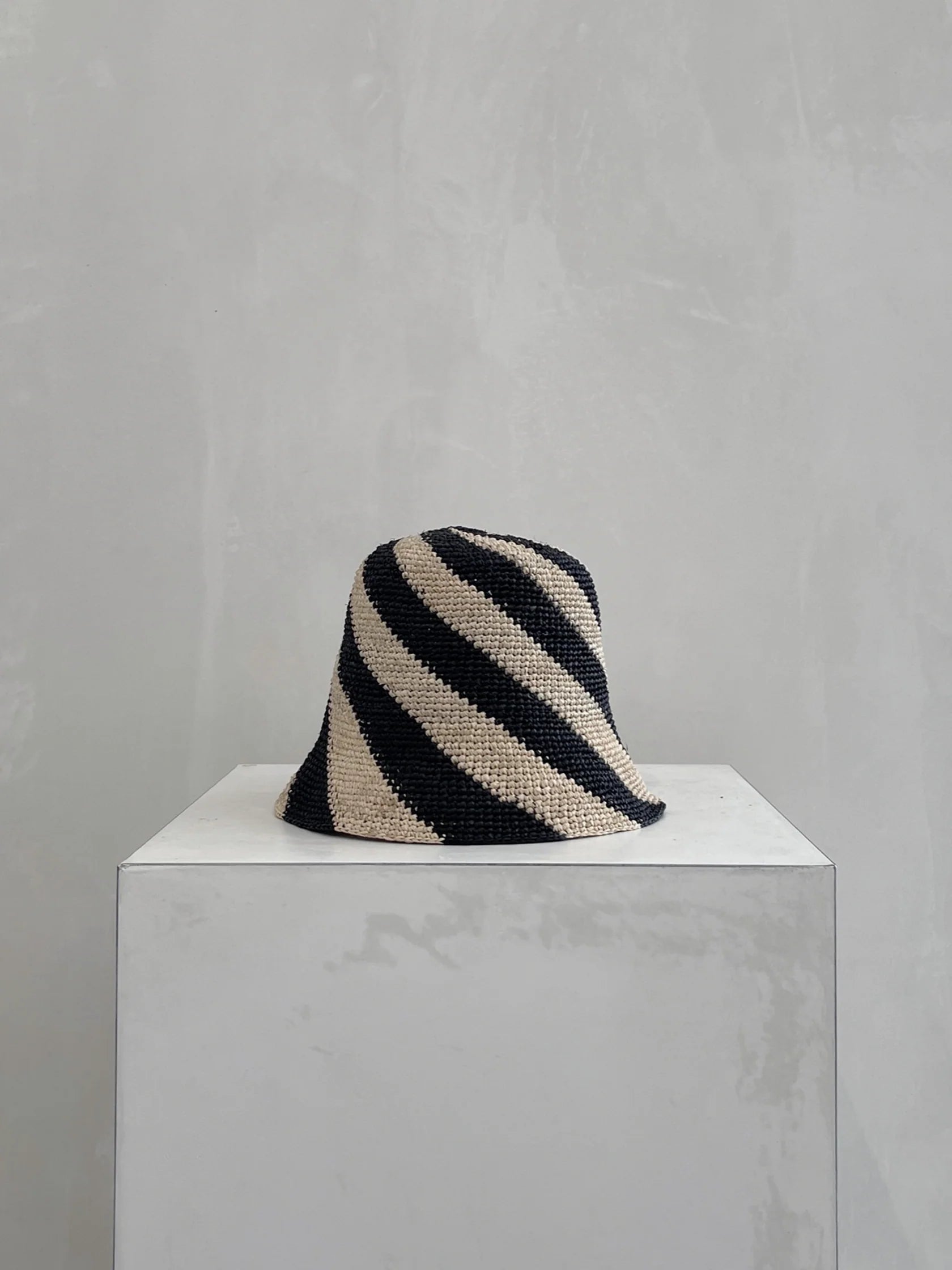 CYLA BUCKET HAT BLACK AND NATURAL SPIRAL