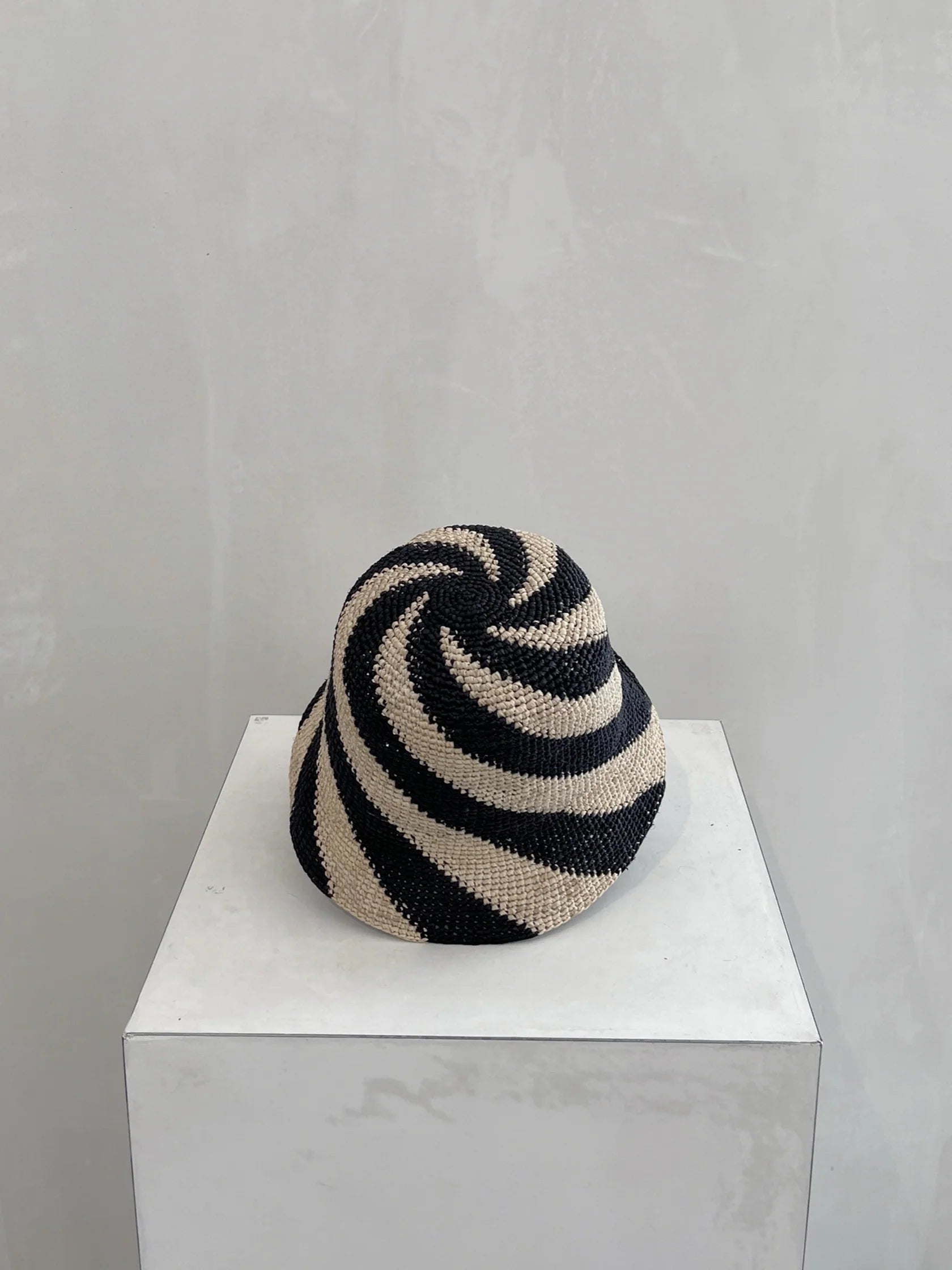 CYLA BUCKET HAT BLACK AND NATURAL SPIRAL