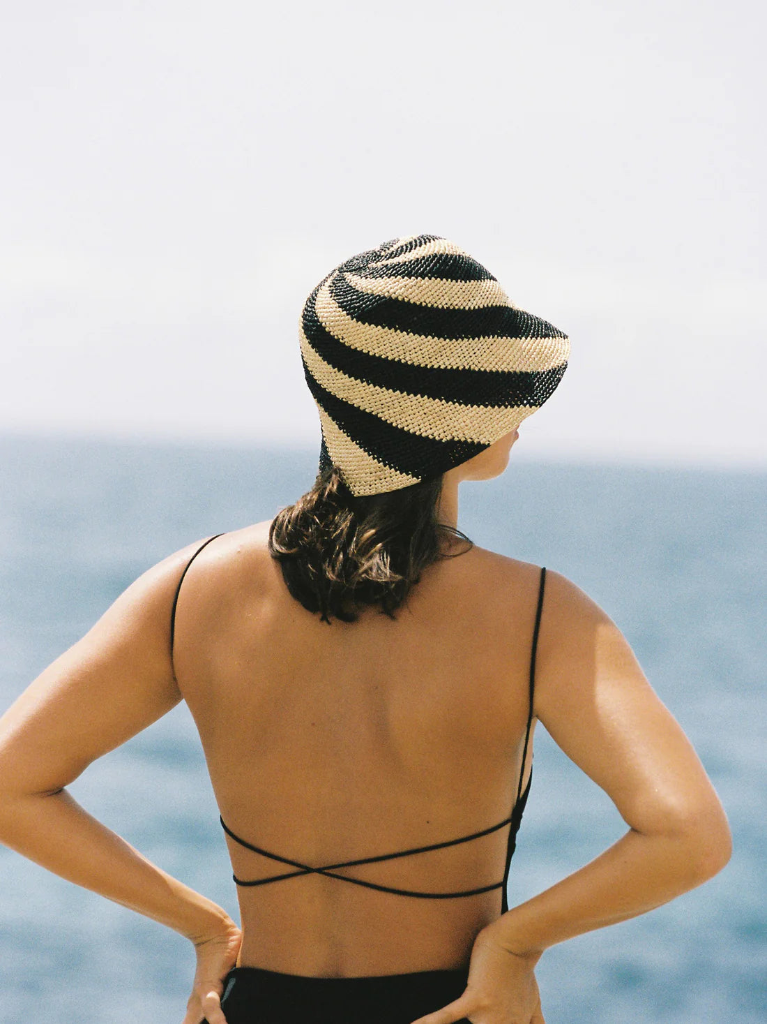CYLA BUCKET HAT BLACK AND NATURAL SPIRAL