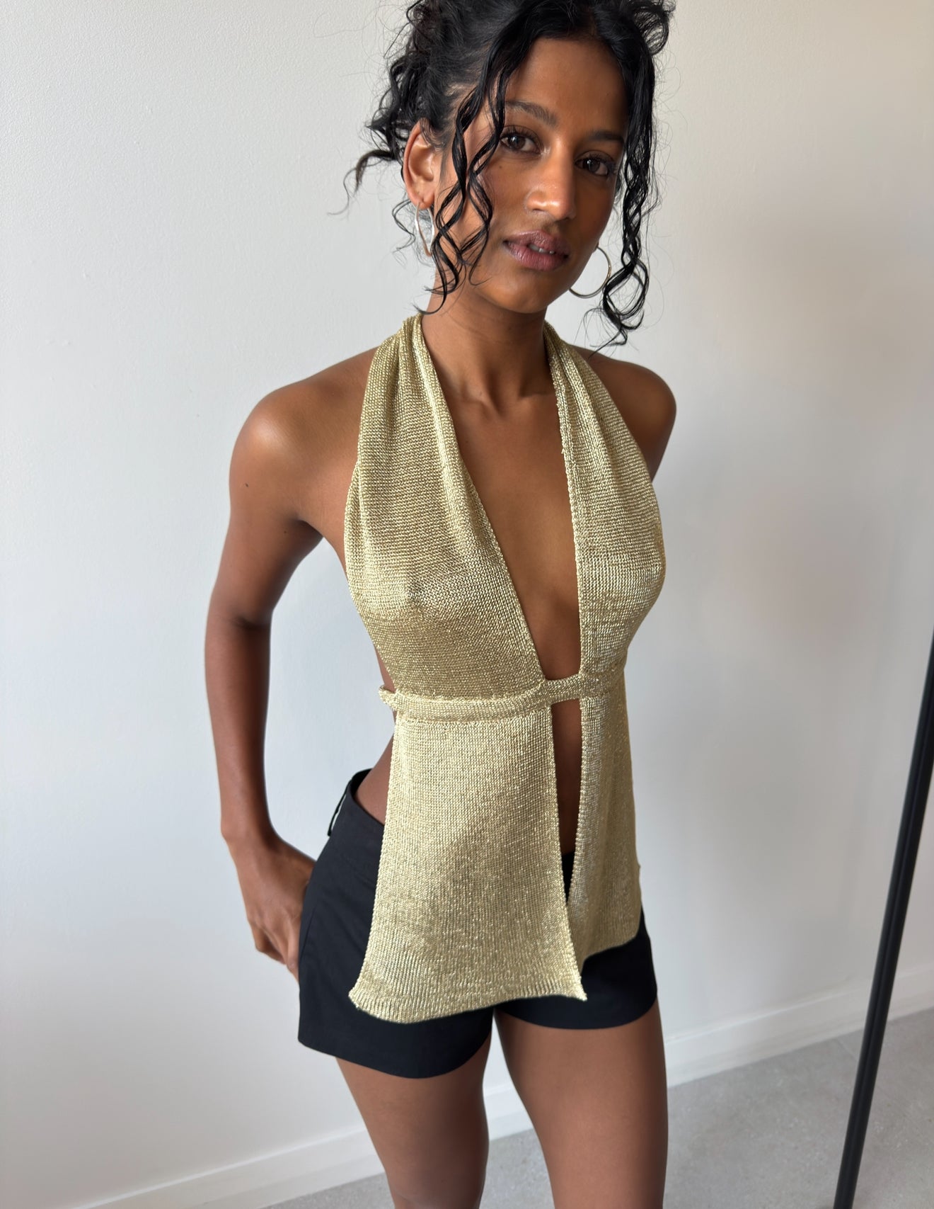 METTALIC RIB HALTER TOP GOLD