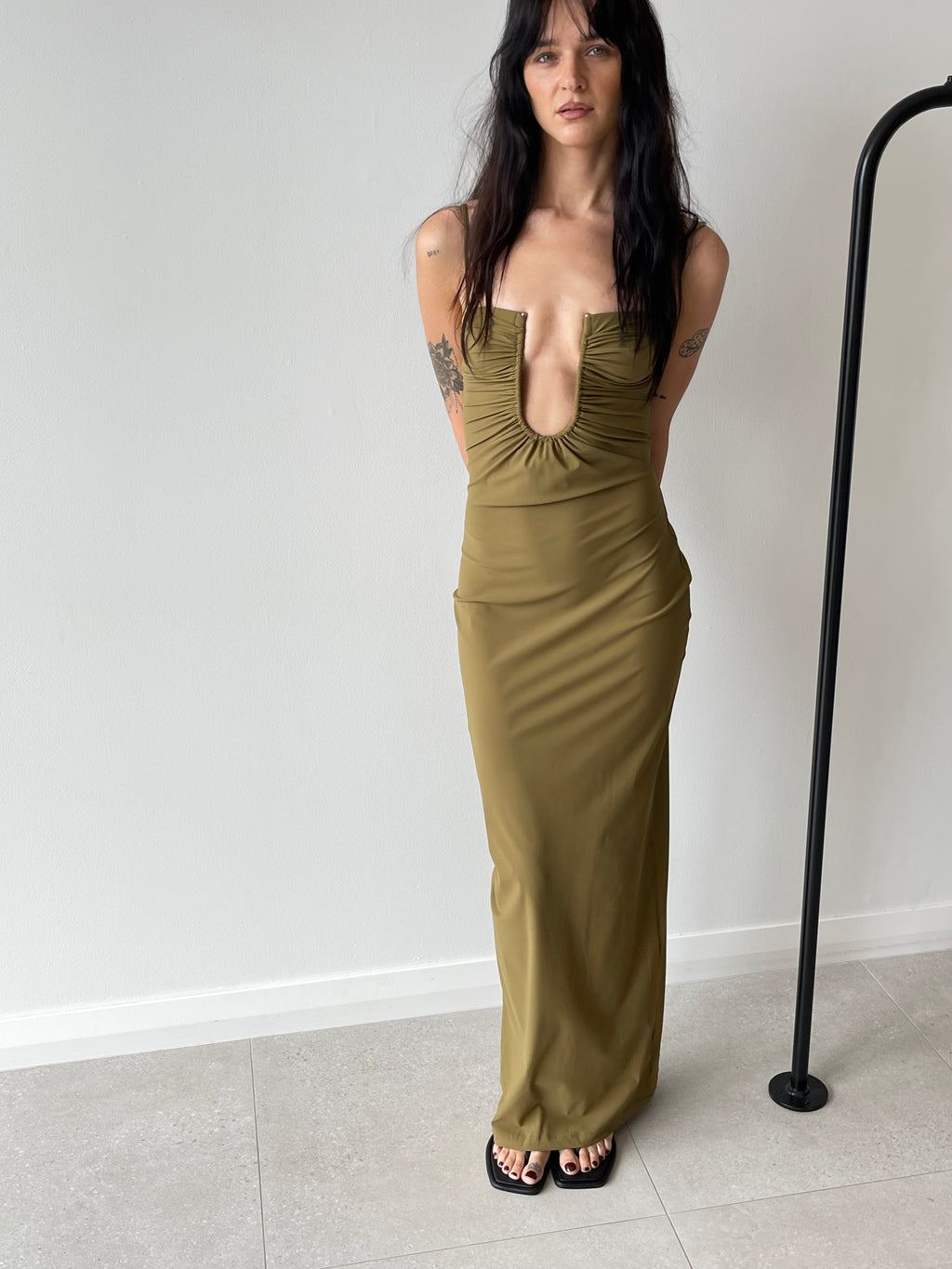 ARCED RUCHED LYRA DRESS KOMBU