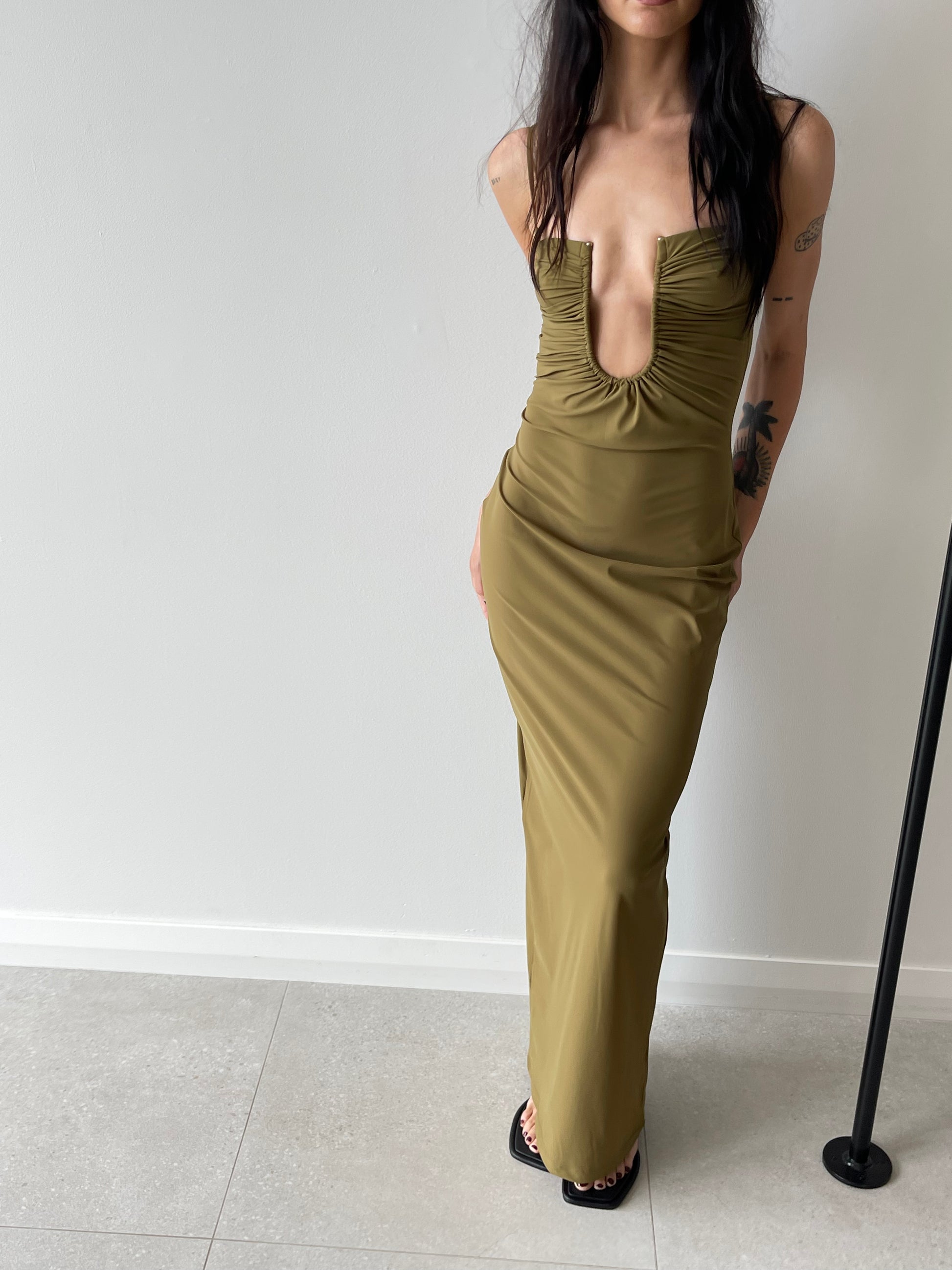 ARCED RUCHED LYRA DRESS KOMBU