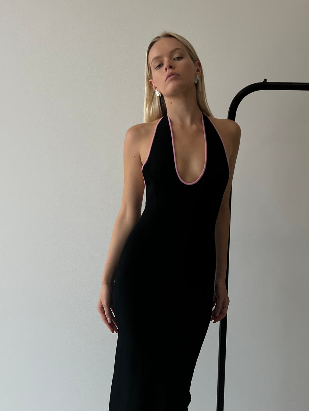 08 INDIA HALTER DRESS BLACK/PINK
