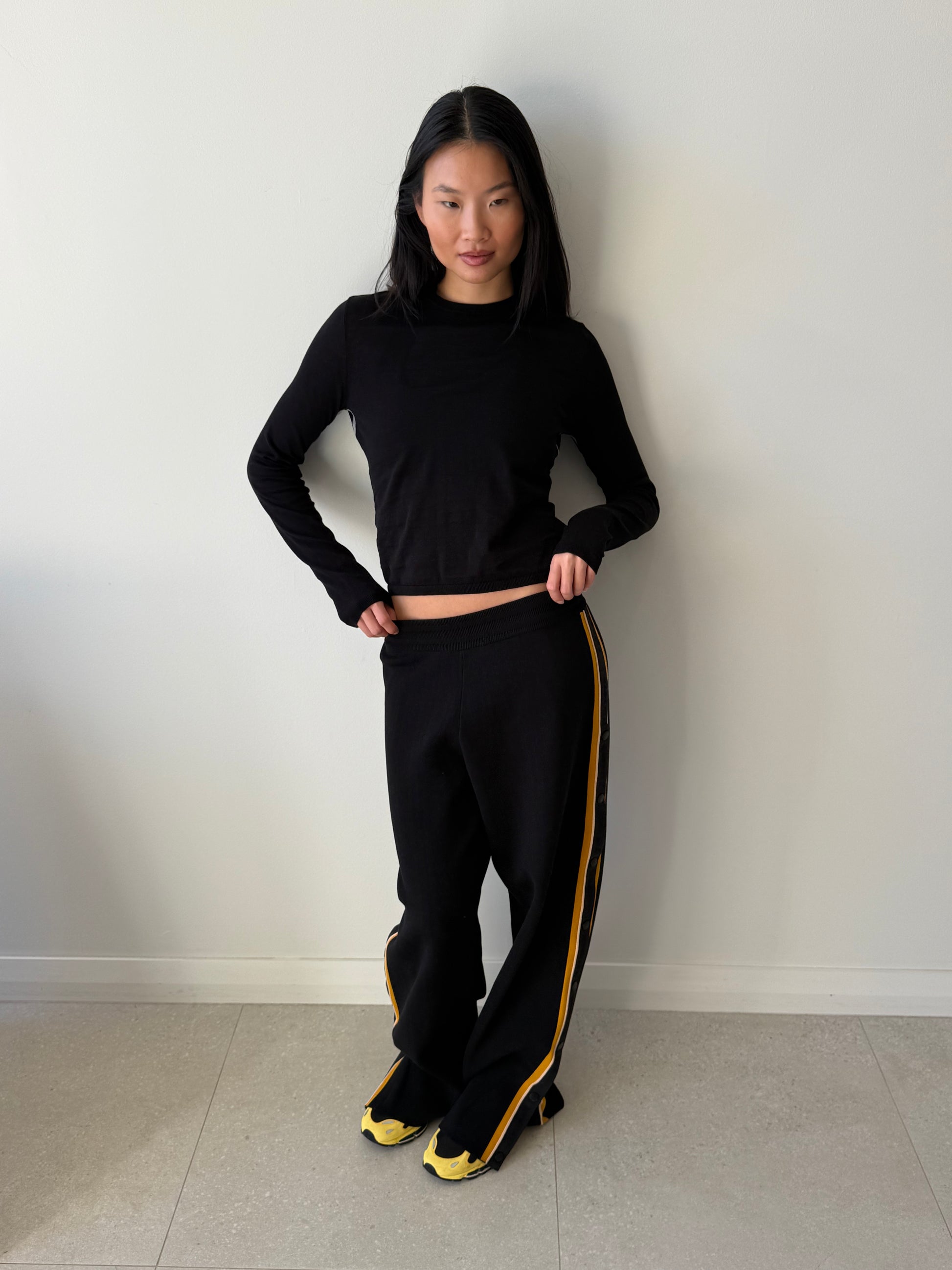 ESSENTIALS LONG SLEEVE TOP BLACK