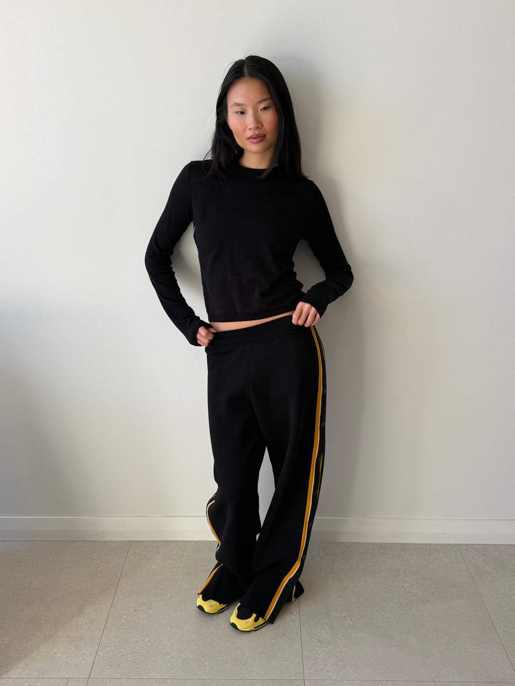 ESSENTIALS LONG SLEEVE TOP BLACK