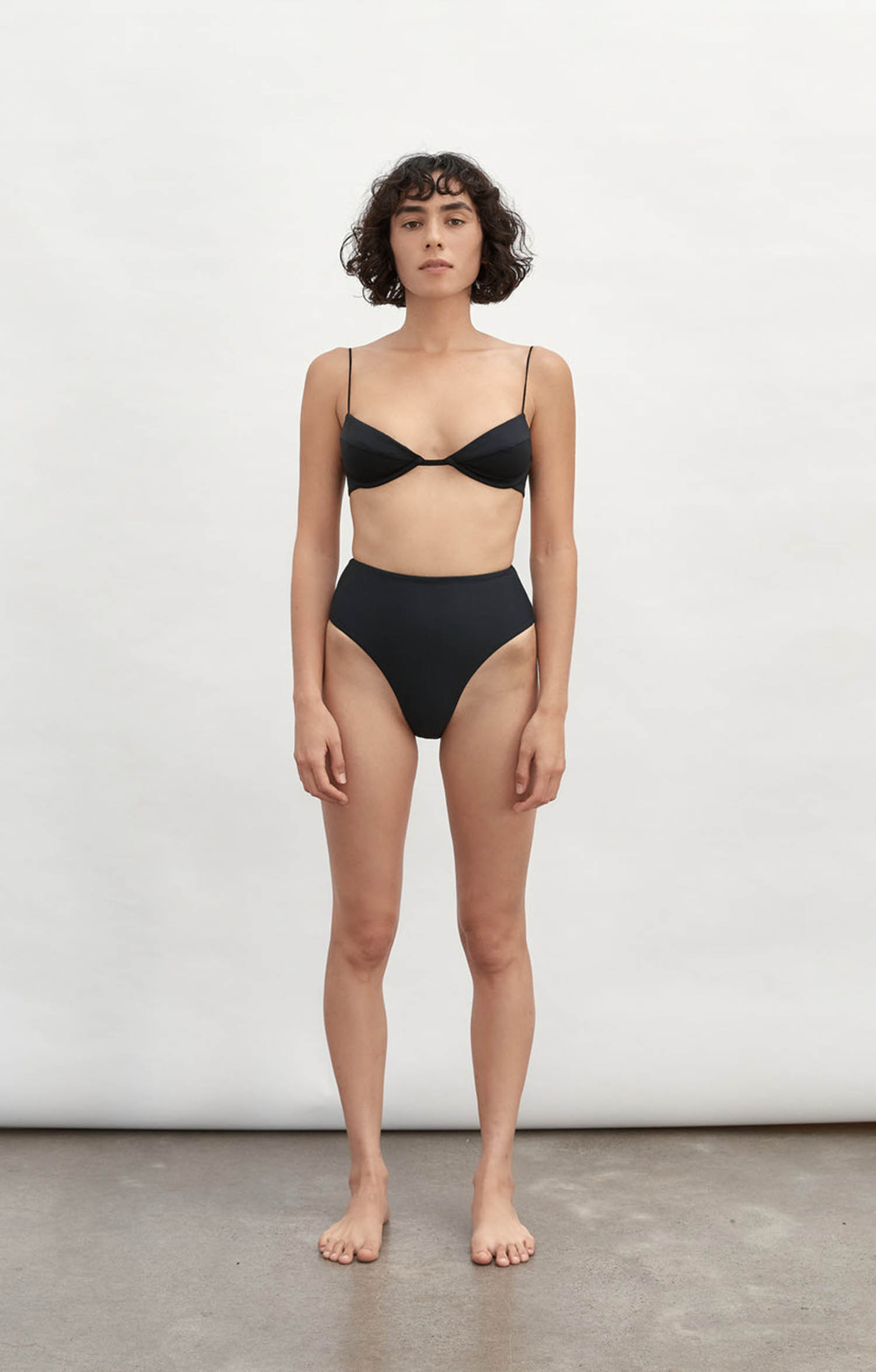 FINE STRAP ALMOND TOP BLACK