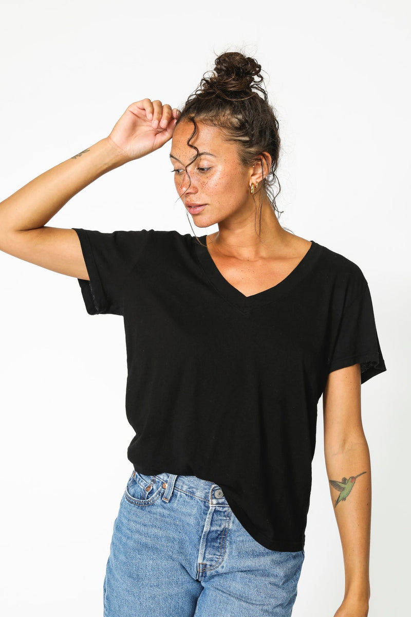 HENDRIX BASIC V NECK TRUE BLACK - PERFECT WHITE TEE